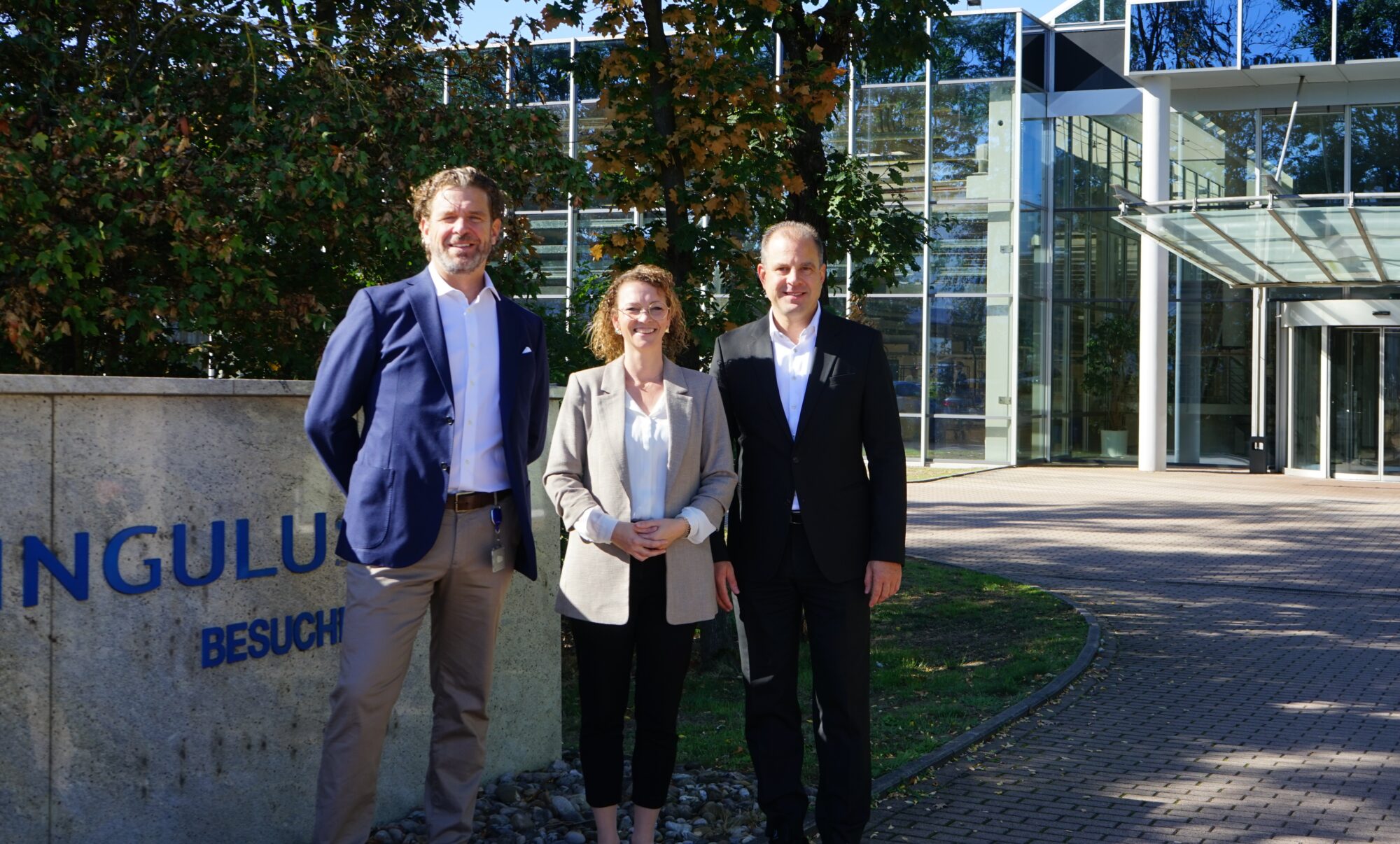 Markus Ehret und Lars Lieberwirth (Vorstand SINGULUS TECHNOLOGIES) mit Bürgermeisterin Julia Fischer beim 30-jährigen Firmenjubiläum in Kahl am Main